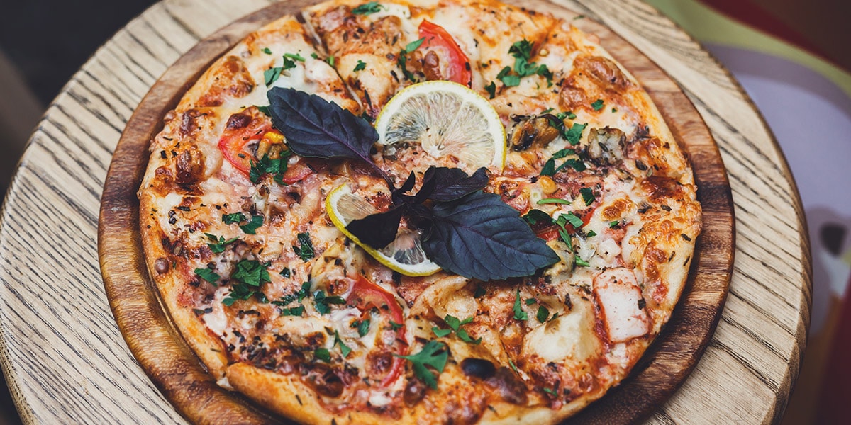 Pizza de presunto cozido com champignon e rúcula