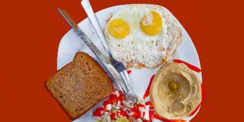 Tostada integral con hummus y huevo a la plancha