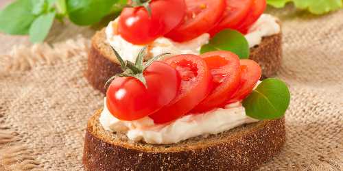 Pão com cream chesse e tomate