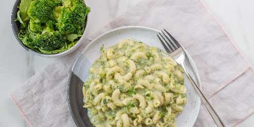 Salată de paste cu broccoli și sos roquefort