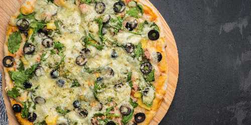 Pizza vegetariana de calabacín y espinacas