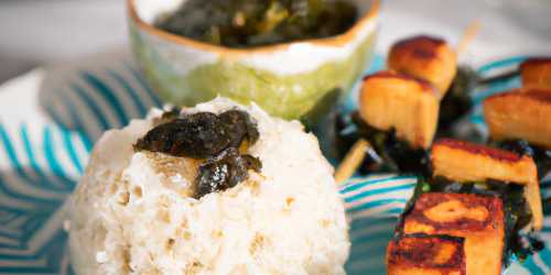 Brochetas de tempeh y wakame con arroz