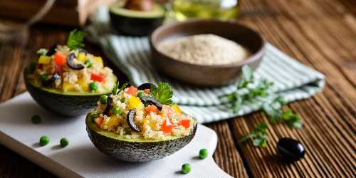 Abacate com quinoa e crudites