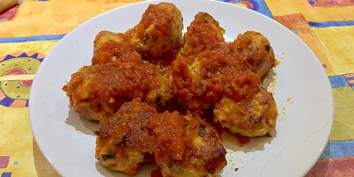 Receta: Albóndigas de pollo con salsa de tomate casera