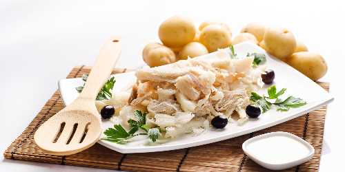 Pescado blanco + tubérculo + verdura cruda (Ej: Bacalao con patata y ensalada)