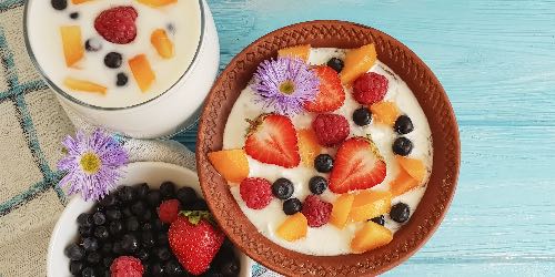 Yogur con fruta de temporada y proteína