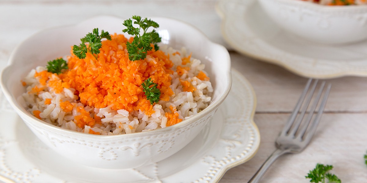 Ensalada de arroz con zanahoria y huevo